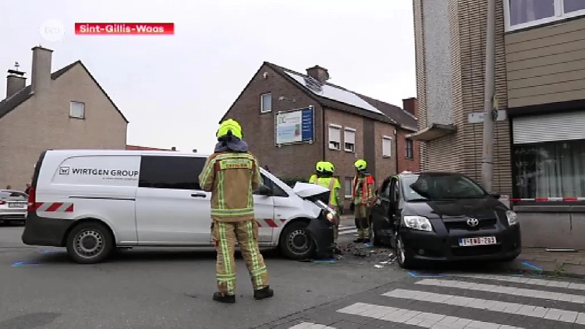 Bestelwagen ramt auto tegen gevel op gevaarlijk kruispunt in De Klinge