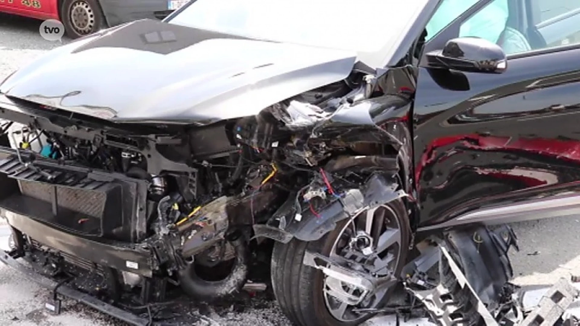 Autobestuurders gewond na frontale botsing in Ninove