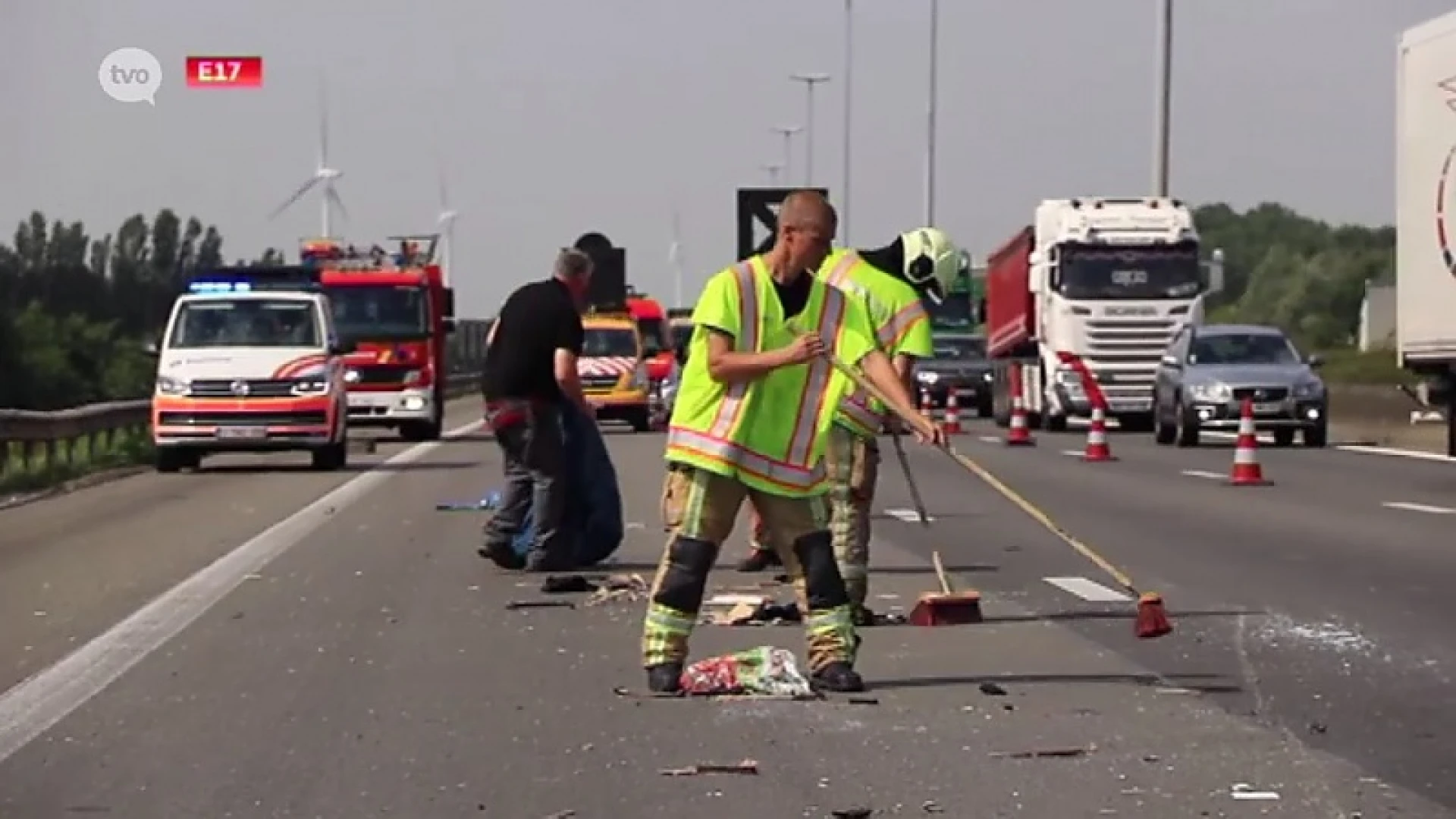 Roemeense familie verliest inboedel op E17 en rijdt verder