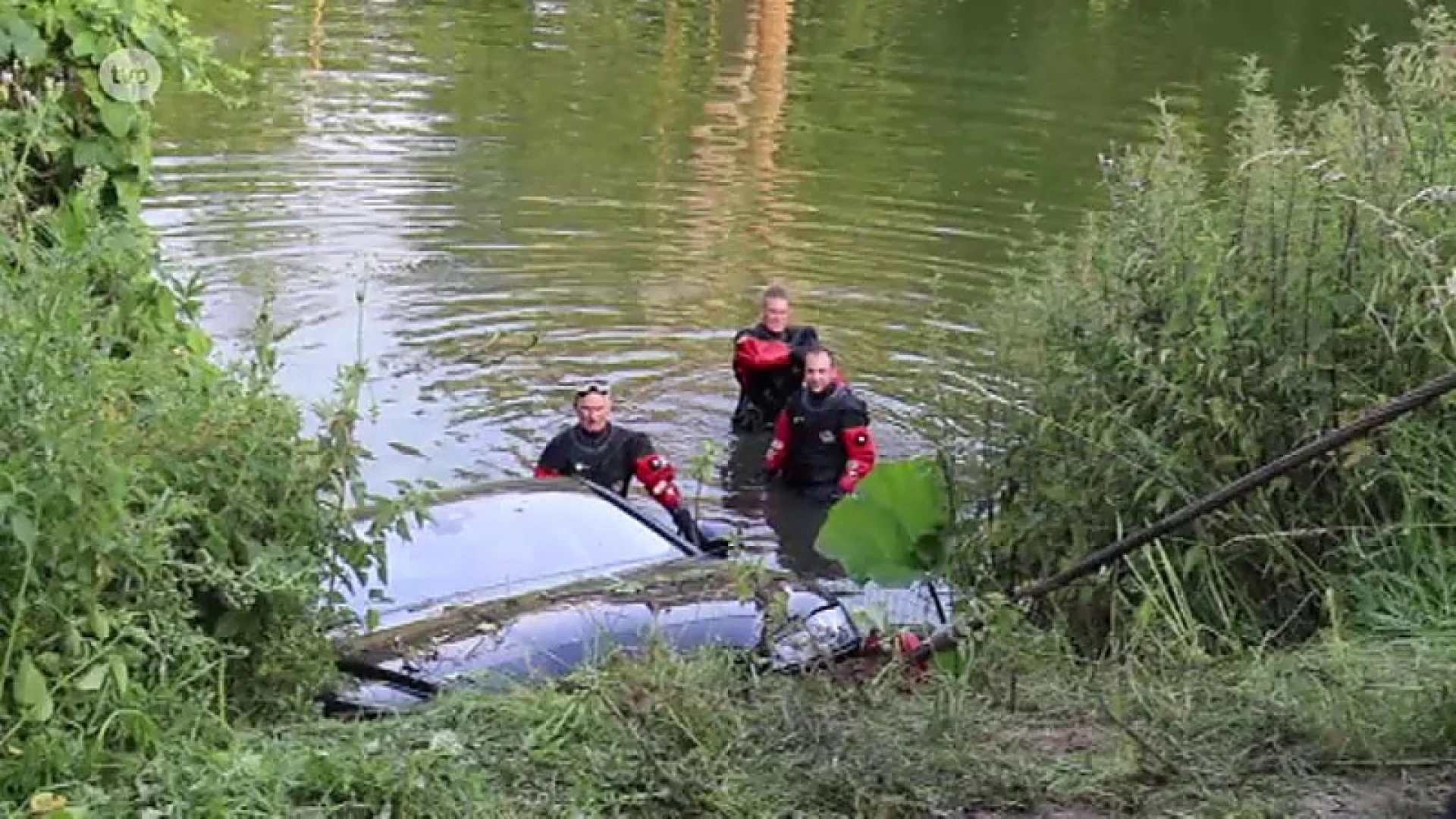 Tachtiger geeft gas in plaats van te remmen en belandt in vijver