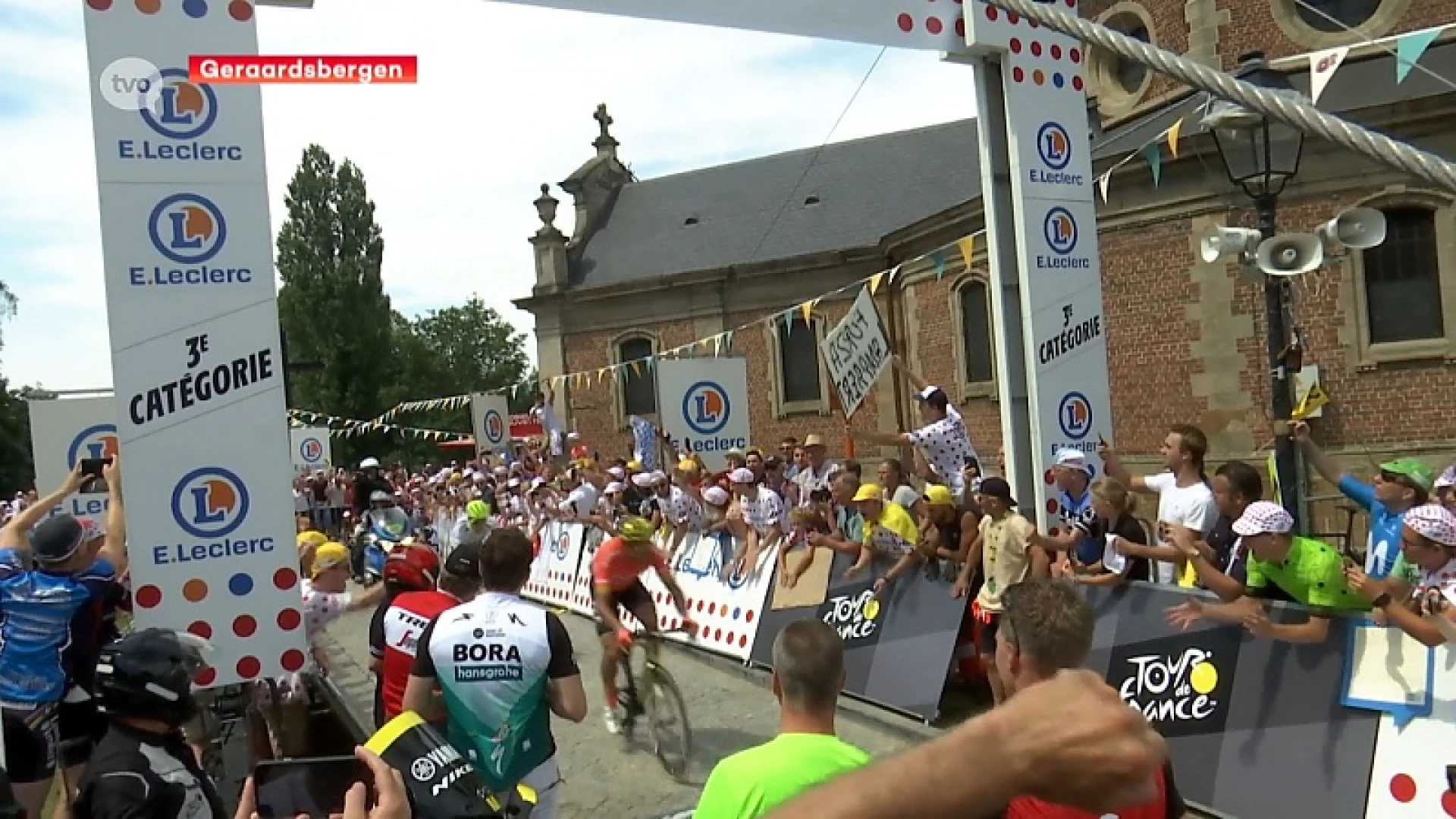 Tour 2019: 8.000-koppige mensenzee ziet Greg Van Avermaet bolletjestrui pakken op de Muur