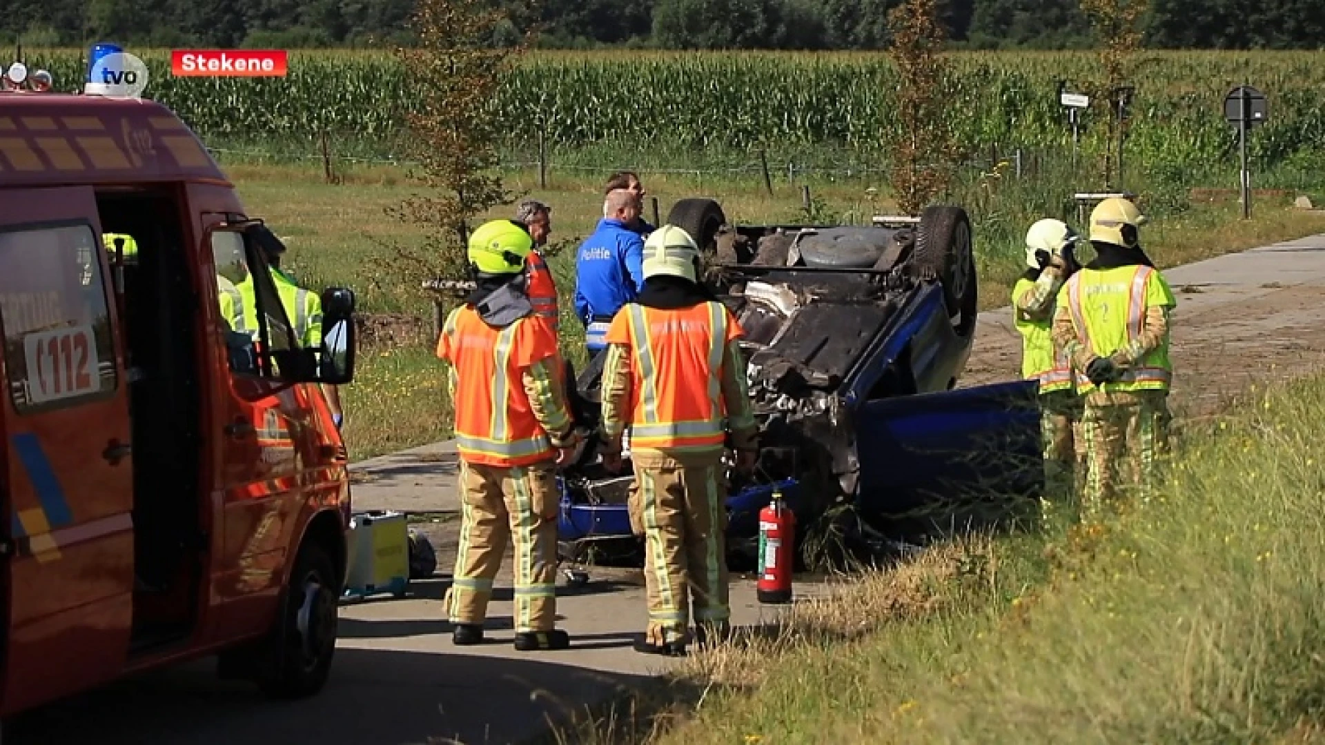 E34 Stekene: Auto over de kop, bestuurder zwaargewond