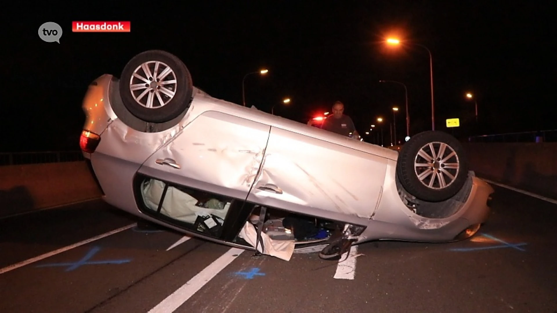 Opnieuw auto op zijn dak aan betonblokken afrit E17 Haasdonk