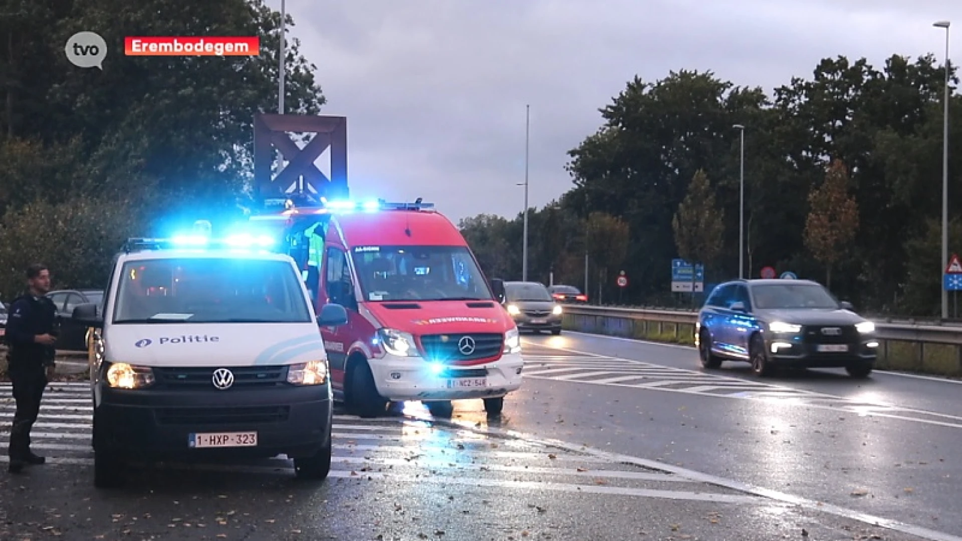 E40 Aalst: Oplegger doorboort auto