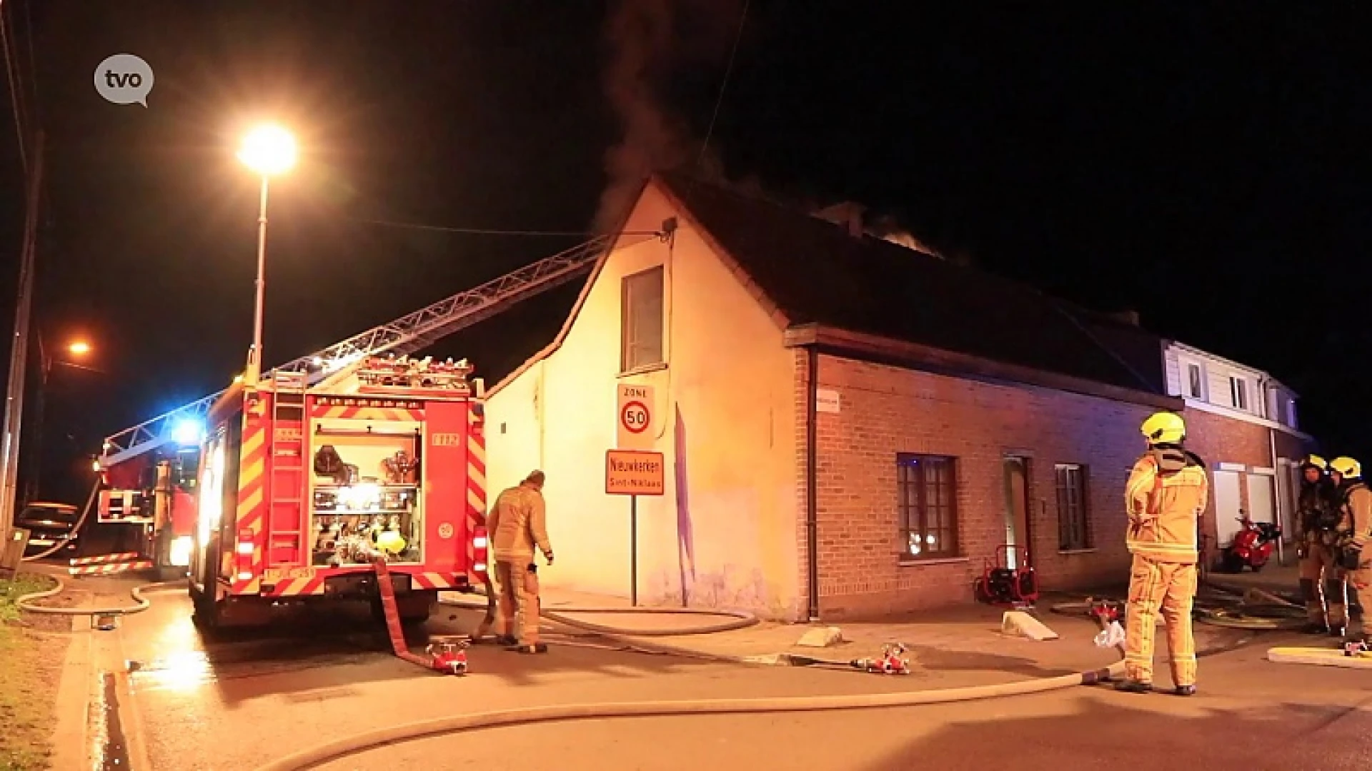 Hevige woningbrand op grens Vrasene met Nieuwkerken