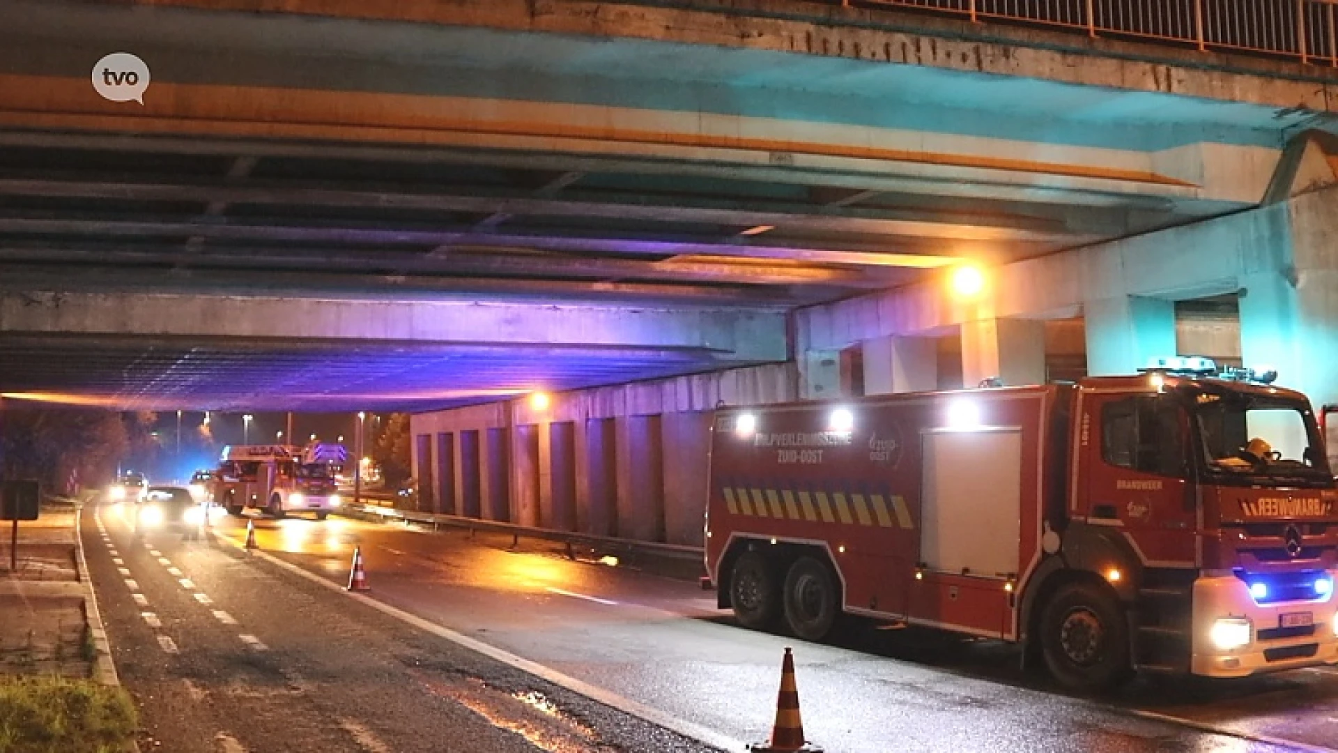 Vrachtwagen rijdt met te hoge lading tegen brug in Ninove
