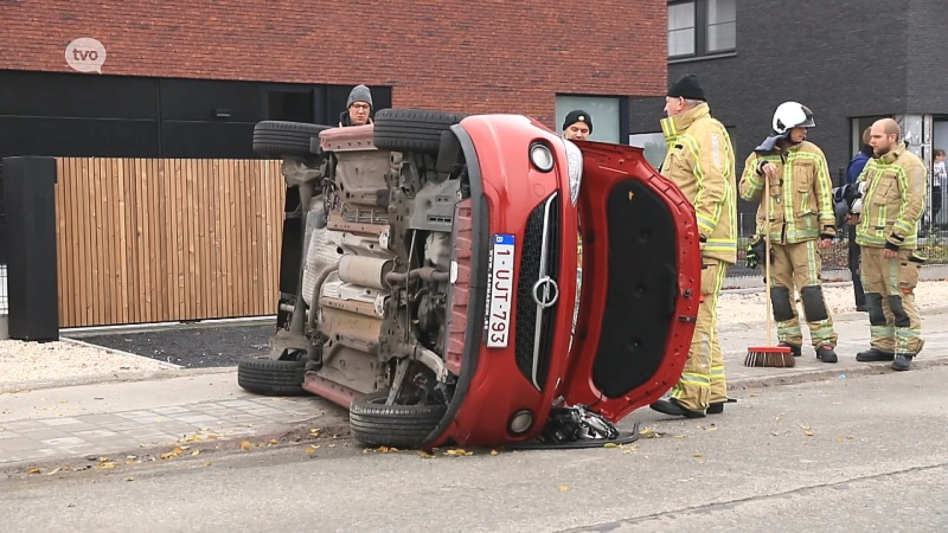 Auto over de kop in Hamme, bestuurster zwaargewond