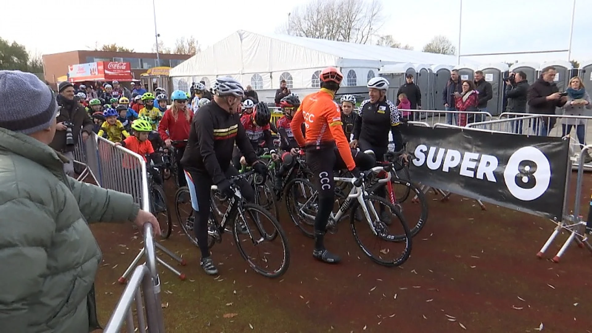 Kinderen crossen in het spoor van Greg Van Avermaet