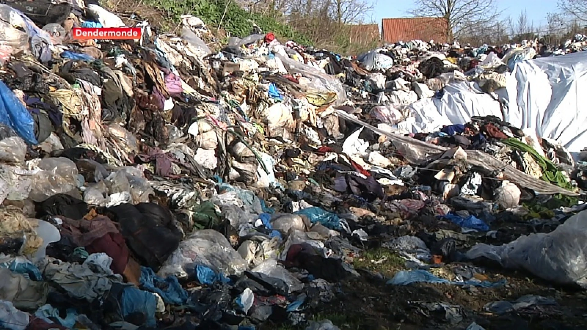 Stort met 600 ton vodden in Schoonaarde raakt maar niet opgeruimd