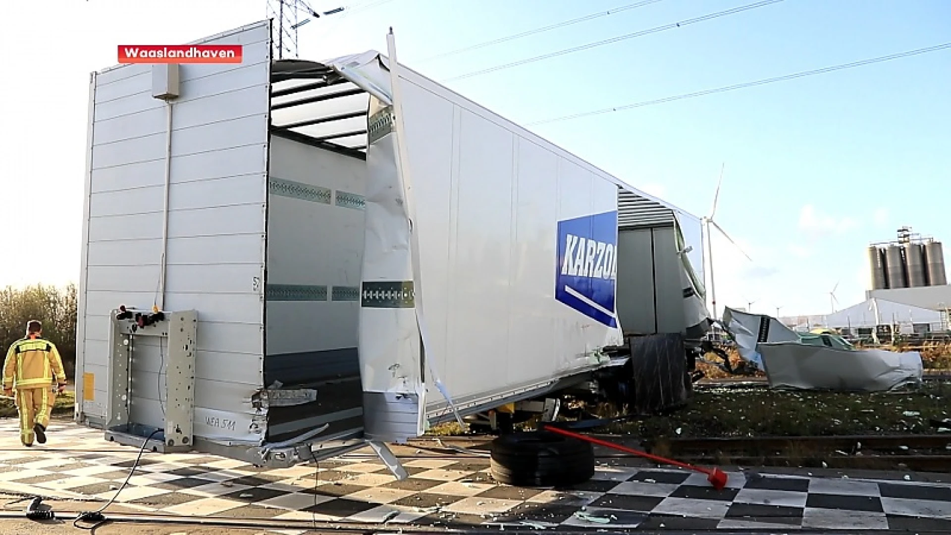 Trein ramt vrachtwagen aan onbewaakte overweg in Waaslandhaven