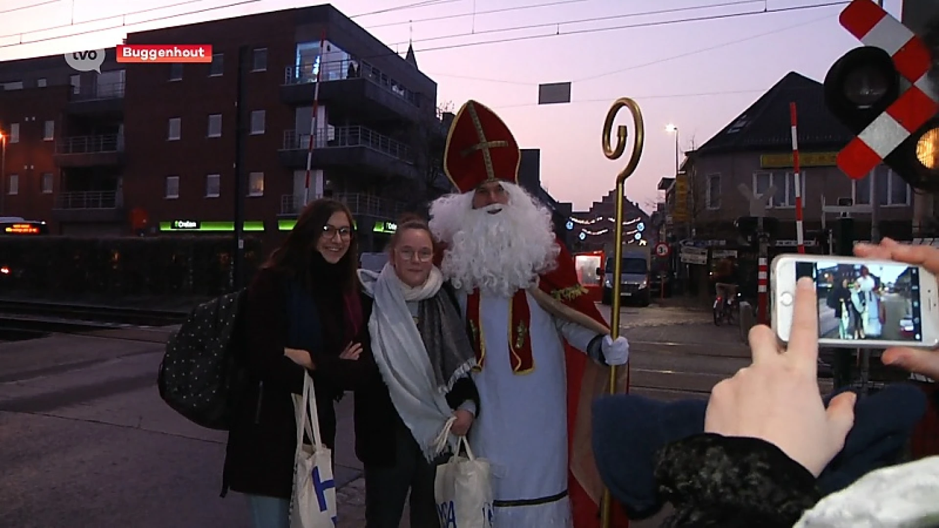 Wie stopt voor een gesloten overweg krijgt lekkers van Sint en Piet