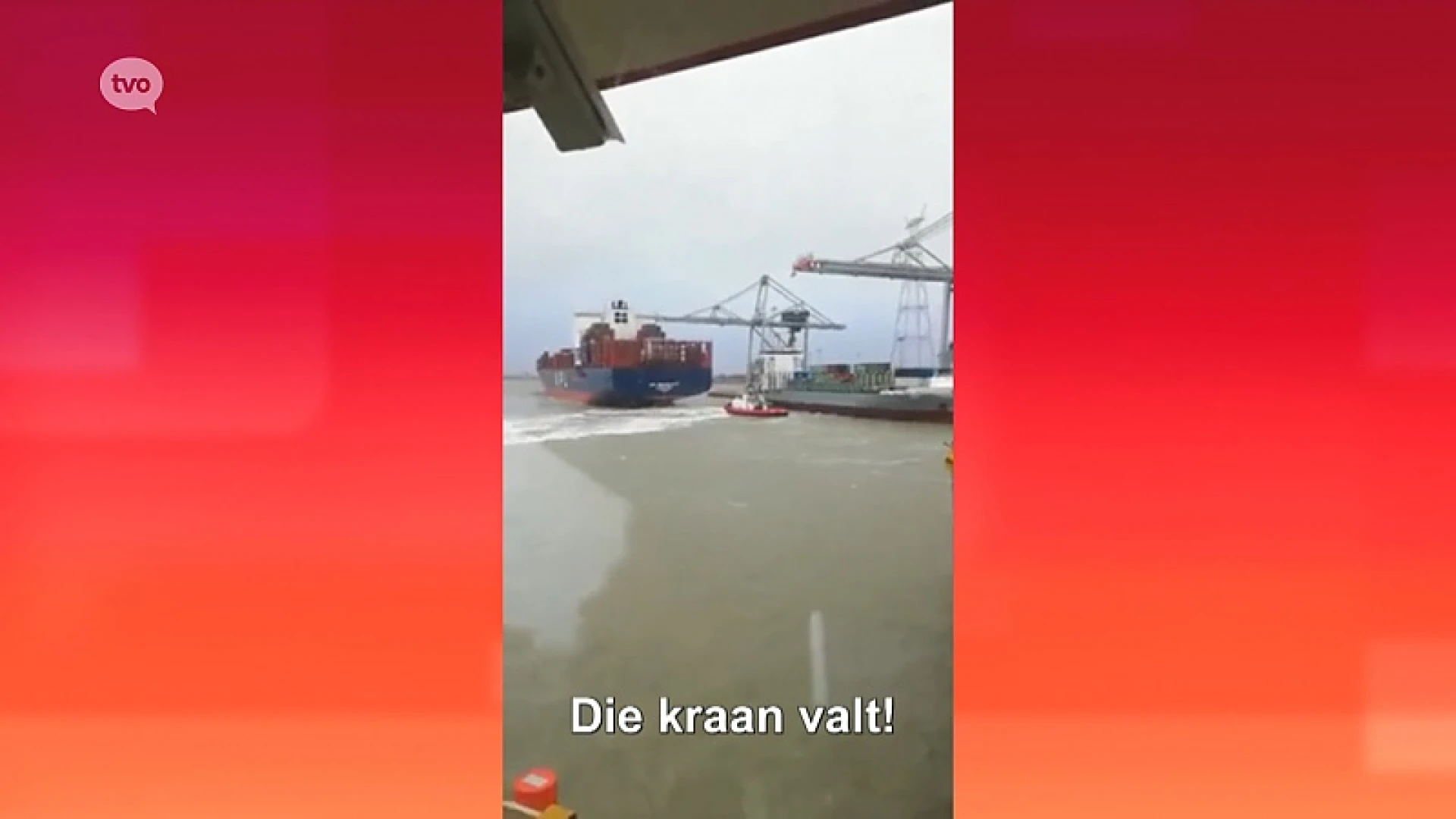 Schip op drift door hevige wind, reusachtige containerkraan moet eraan geloven