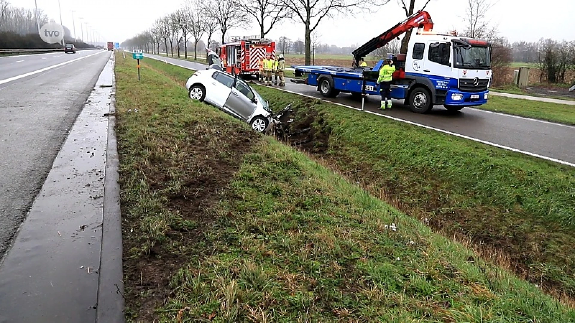 Bestuurder dommelt in en knalt tegen vrachtwagen op E34 in Stekene