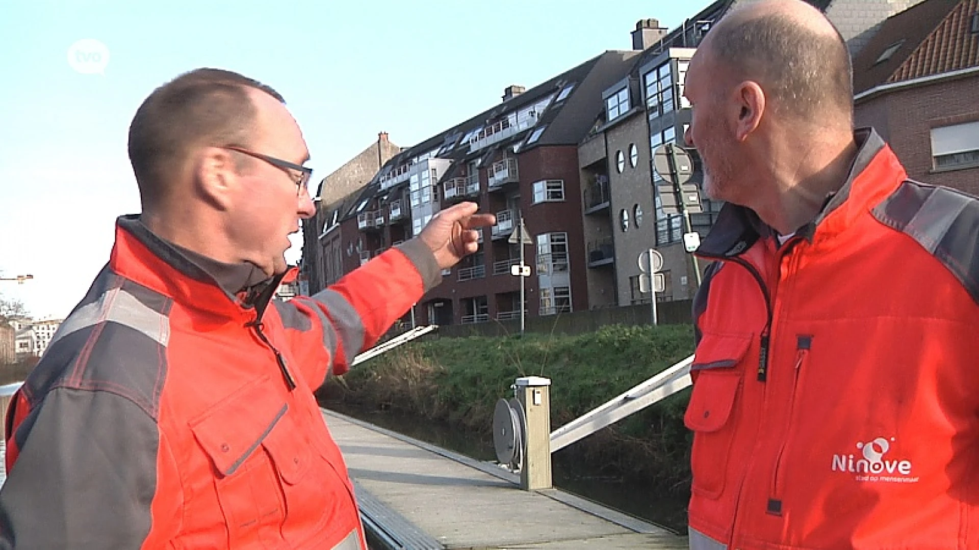 Twee stadsmedewerkers redden een man uit de Dender in Ninove