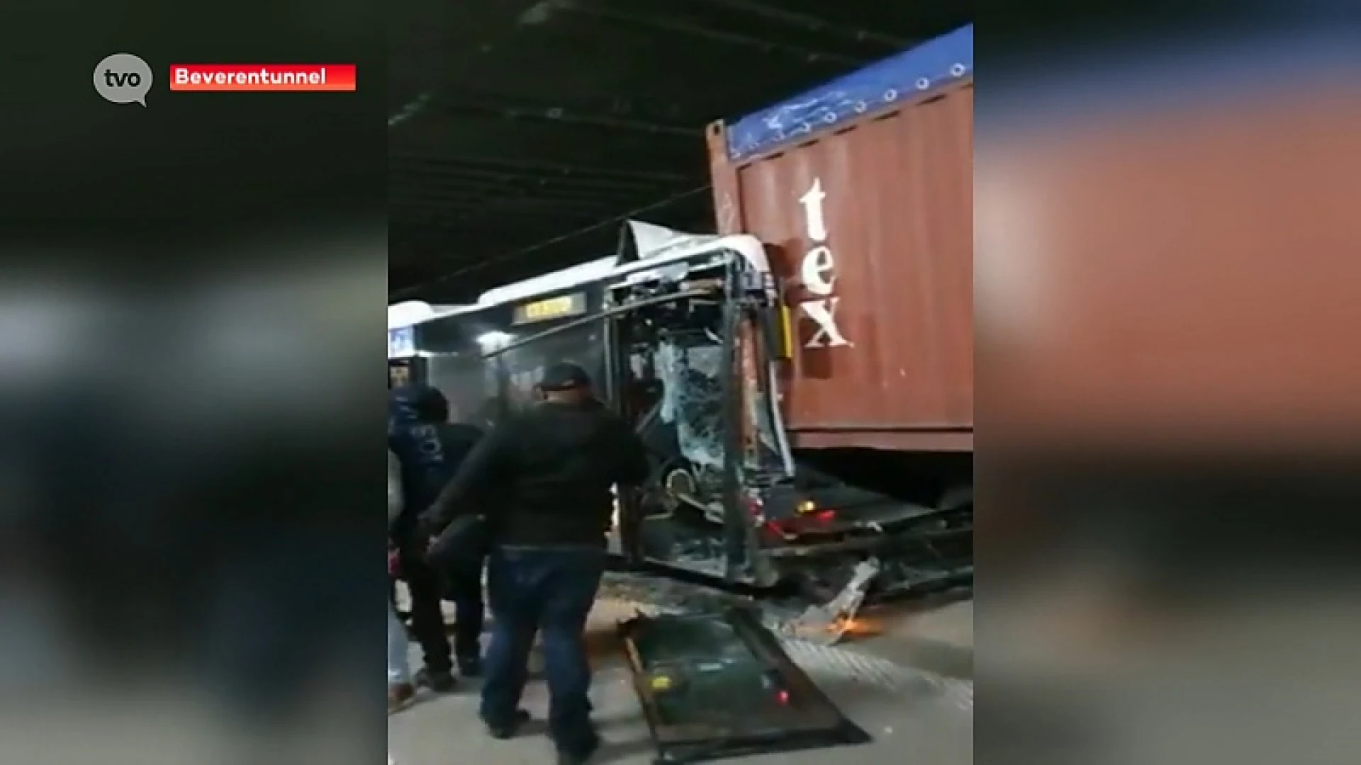 Hallucinante beelden van net na de crash tonen ravage in Beverentunnel