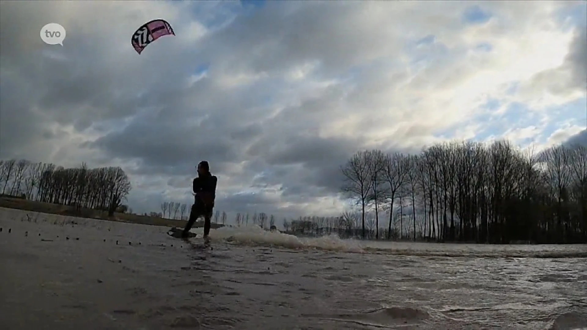 Bangelijk filmpje! Kitesurfende Kruibekenaar trotseert Ciara!