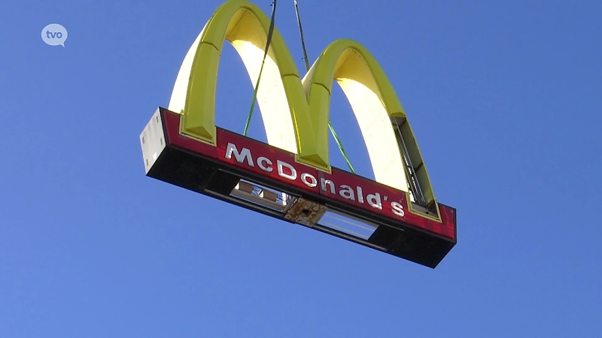 Beschadigd reclamebord McDonald's Lokeren naar beneden gehaald