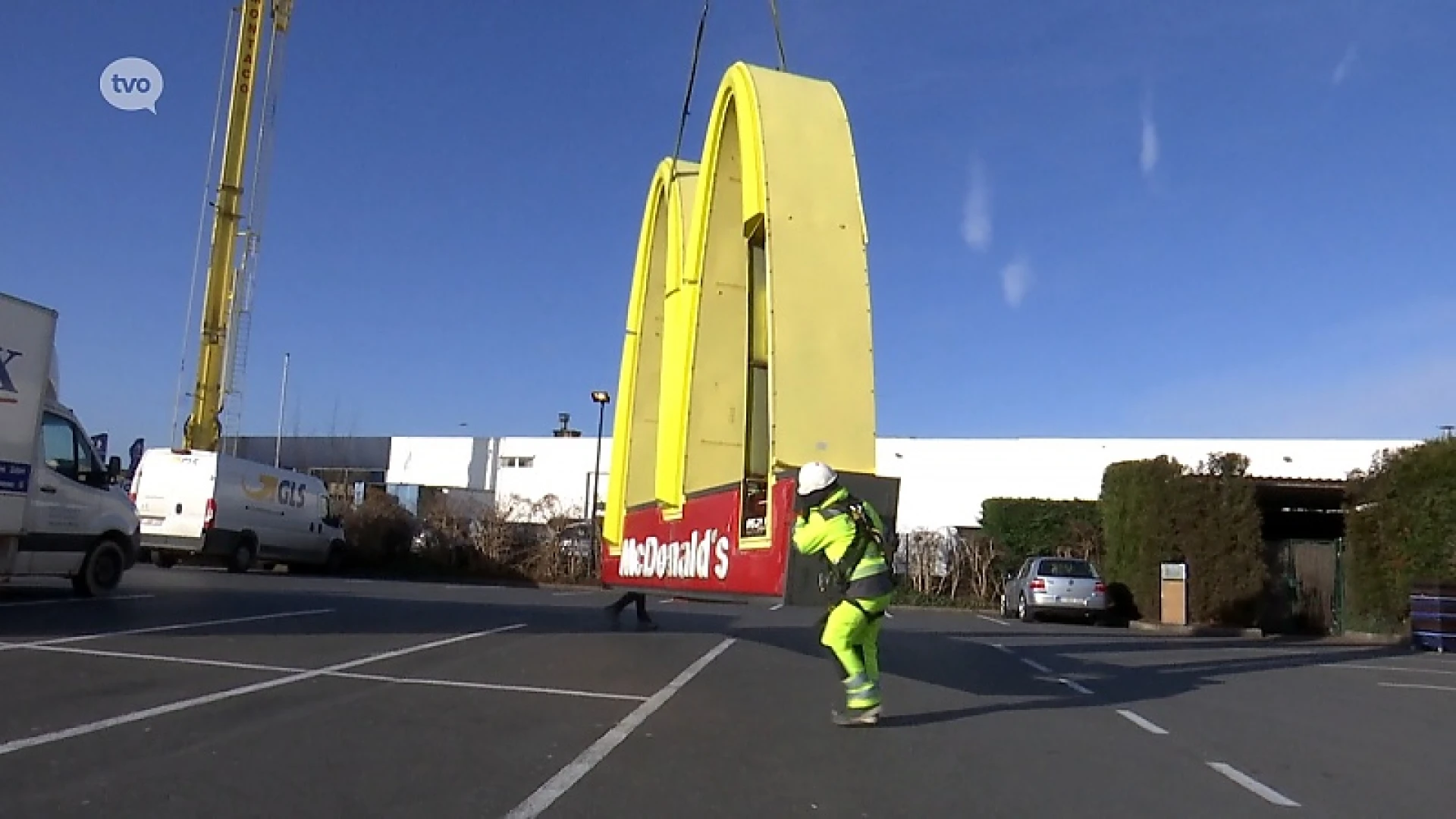 Lokers bedrijf haalt kapotgewaaid McDonald's-logo vanop 30 meter naar beneden