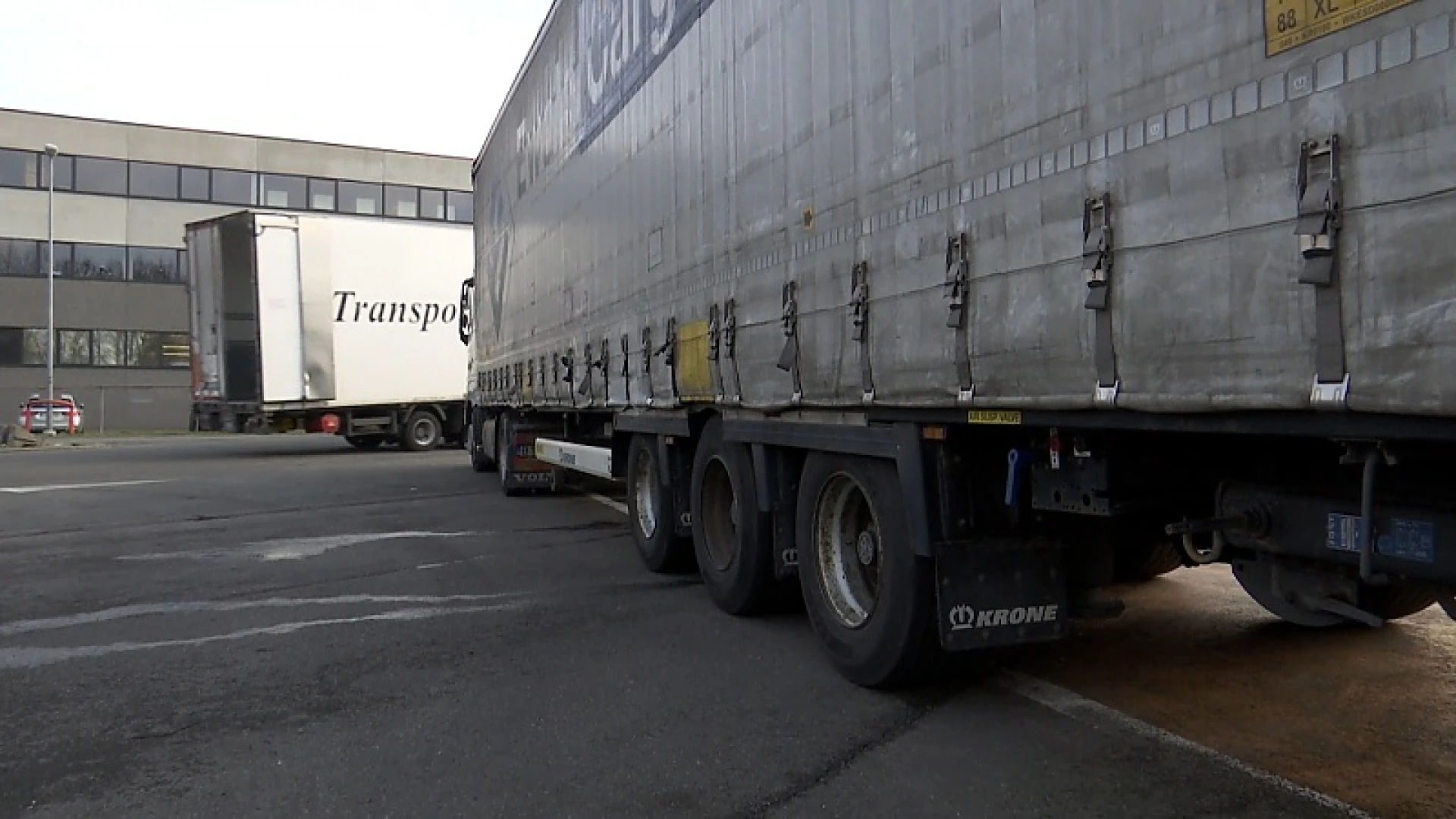 Politie haalt 11 transmigranten uit vrachtwagen in Temse