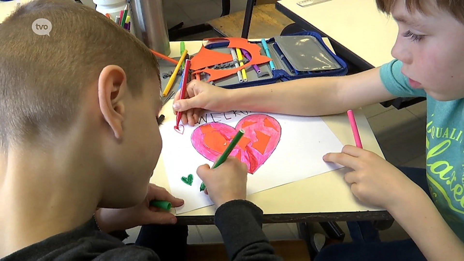 Beverse school verwelkomt asielzoekers met papieren hartjes