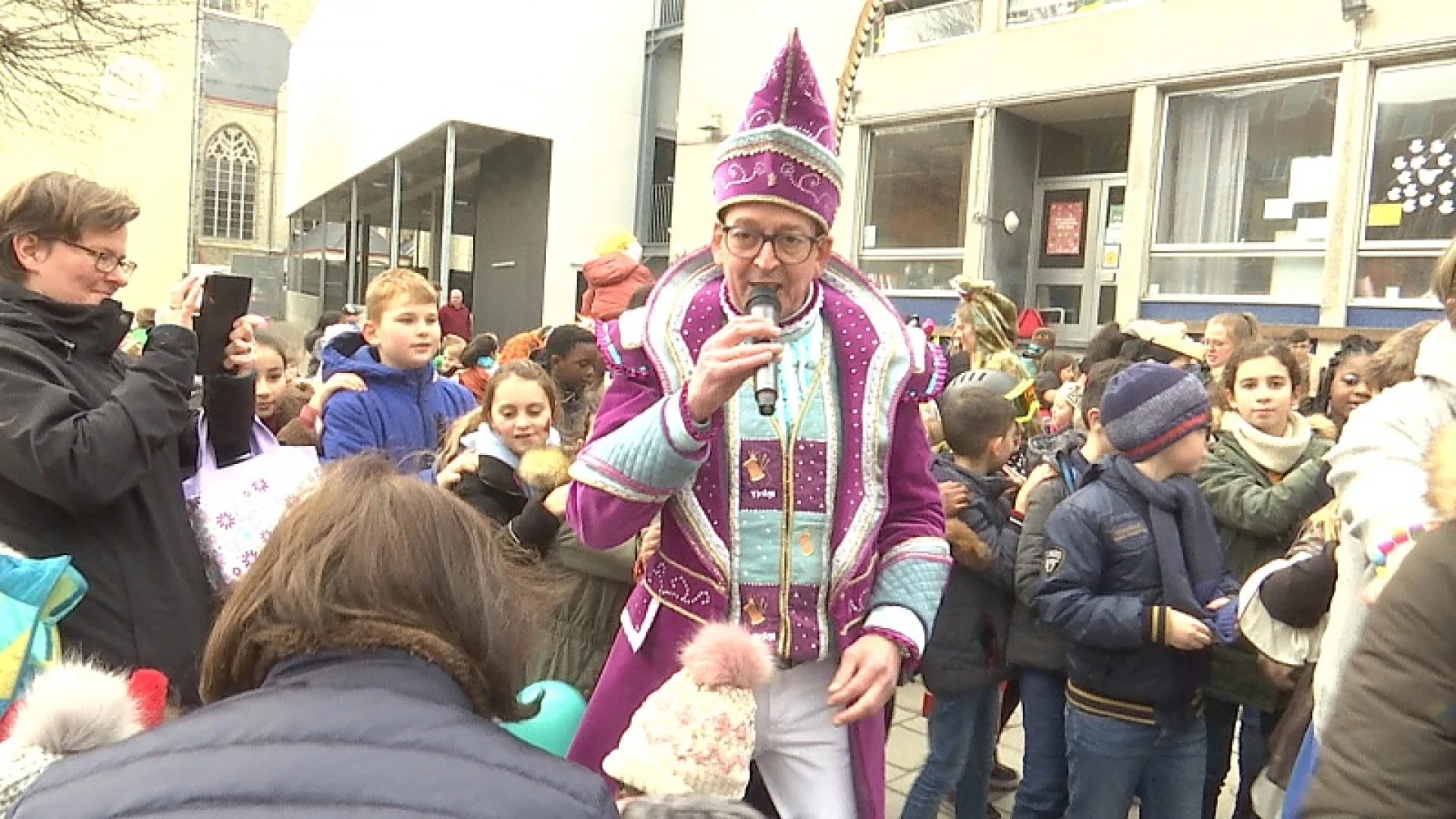 Aalsterse kinderen samen met prins Yvan uit de bol tijdens Kindercarnaval