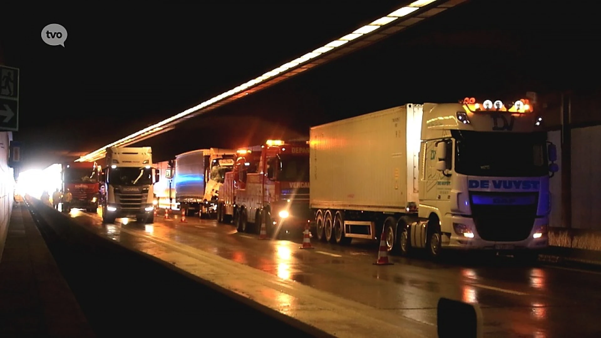 Nog maar eens prijs in Beverentunnel, 4 vrachtwagens op elkaar