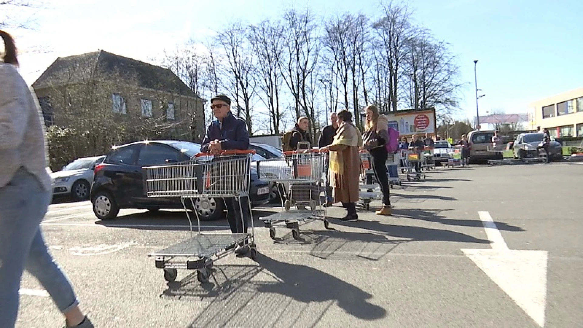 Coronavirus - Supermarkten laten klanten mondjesmaat binnen, alles blijft wel voorradig
