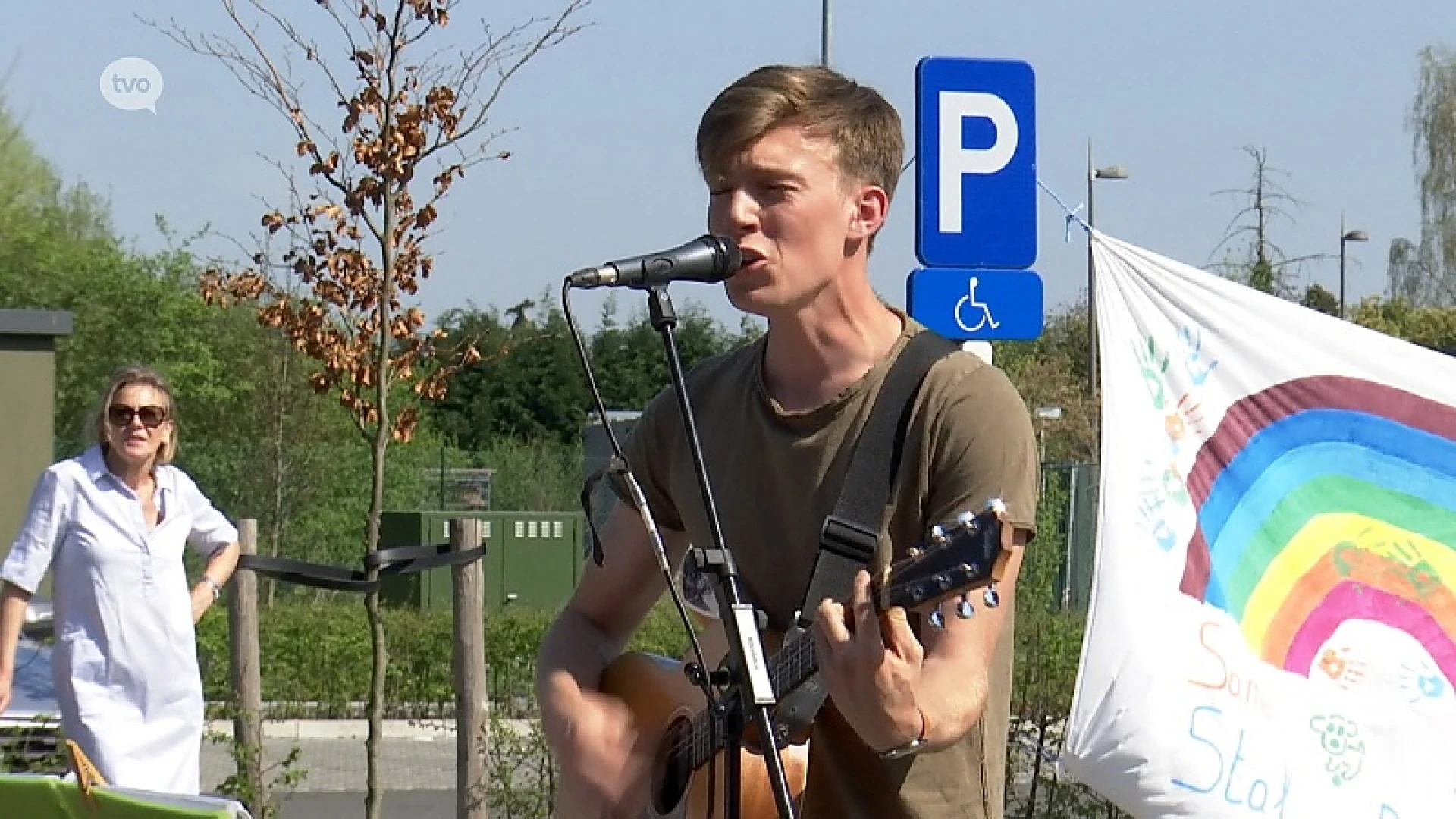 Coronavirus- Muziek en paasgeschenken voor bewoners en personeel WZC De Kroon