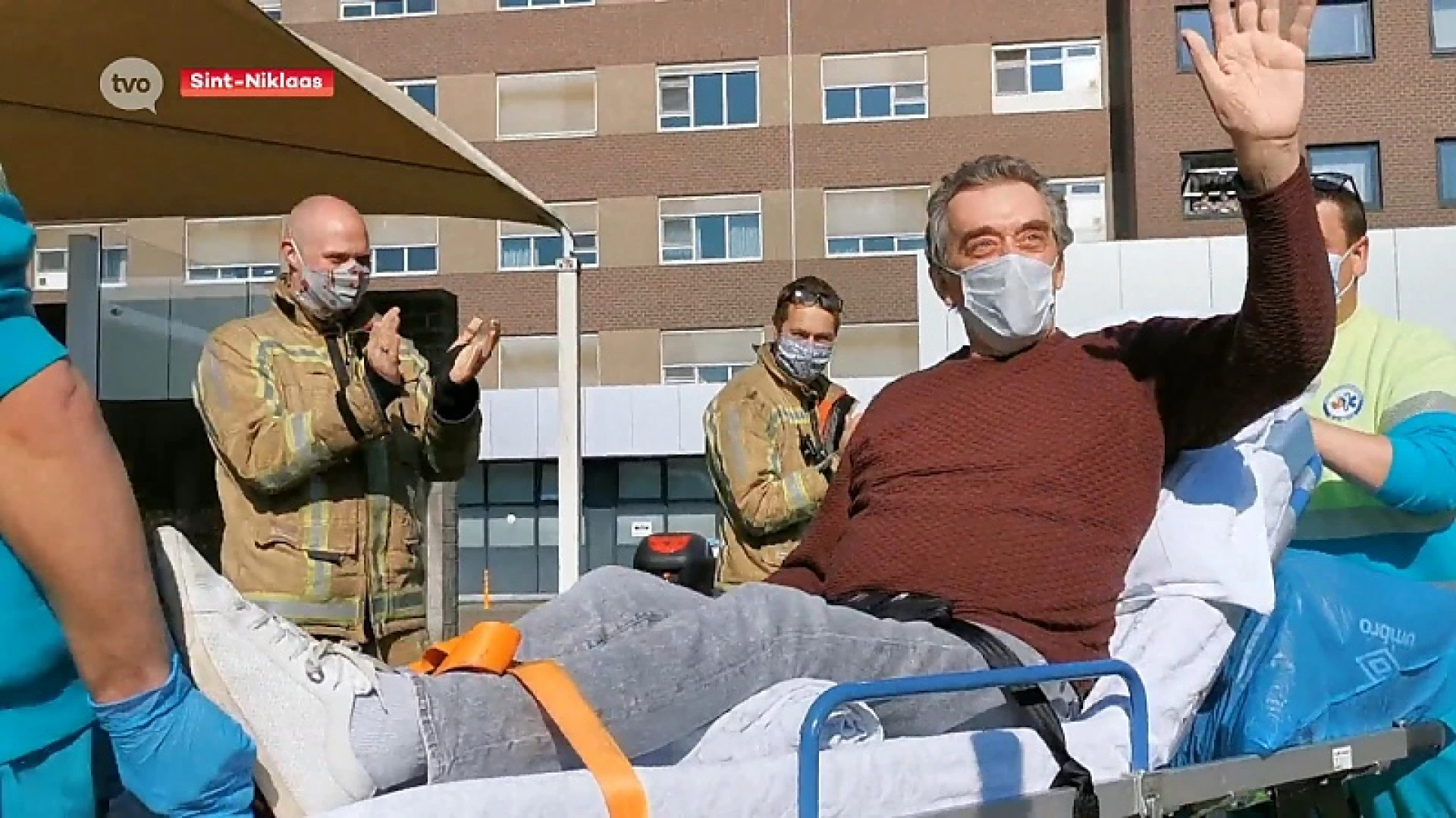 Filmpje van de dag: Ambulancier wordt ontslagen uit ziekenhuis, collega's geven staande ovatie