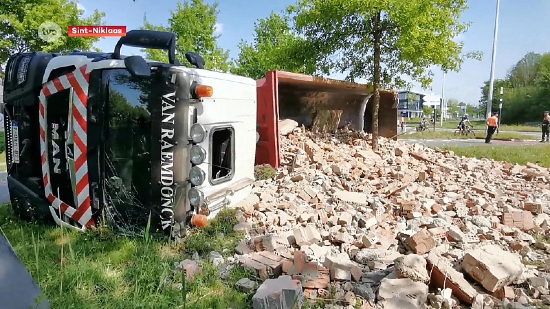 Sint-Niklaas: Vrachtwagen met bouwafval kantelt, N41 afgesloten richting Stekene