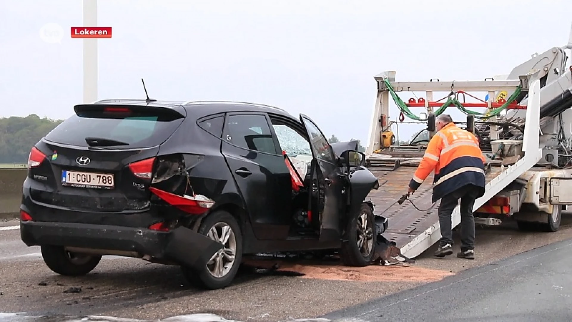 Man valt in slaap op E17 en knalt achteraan op vrachtwagen