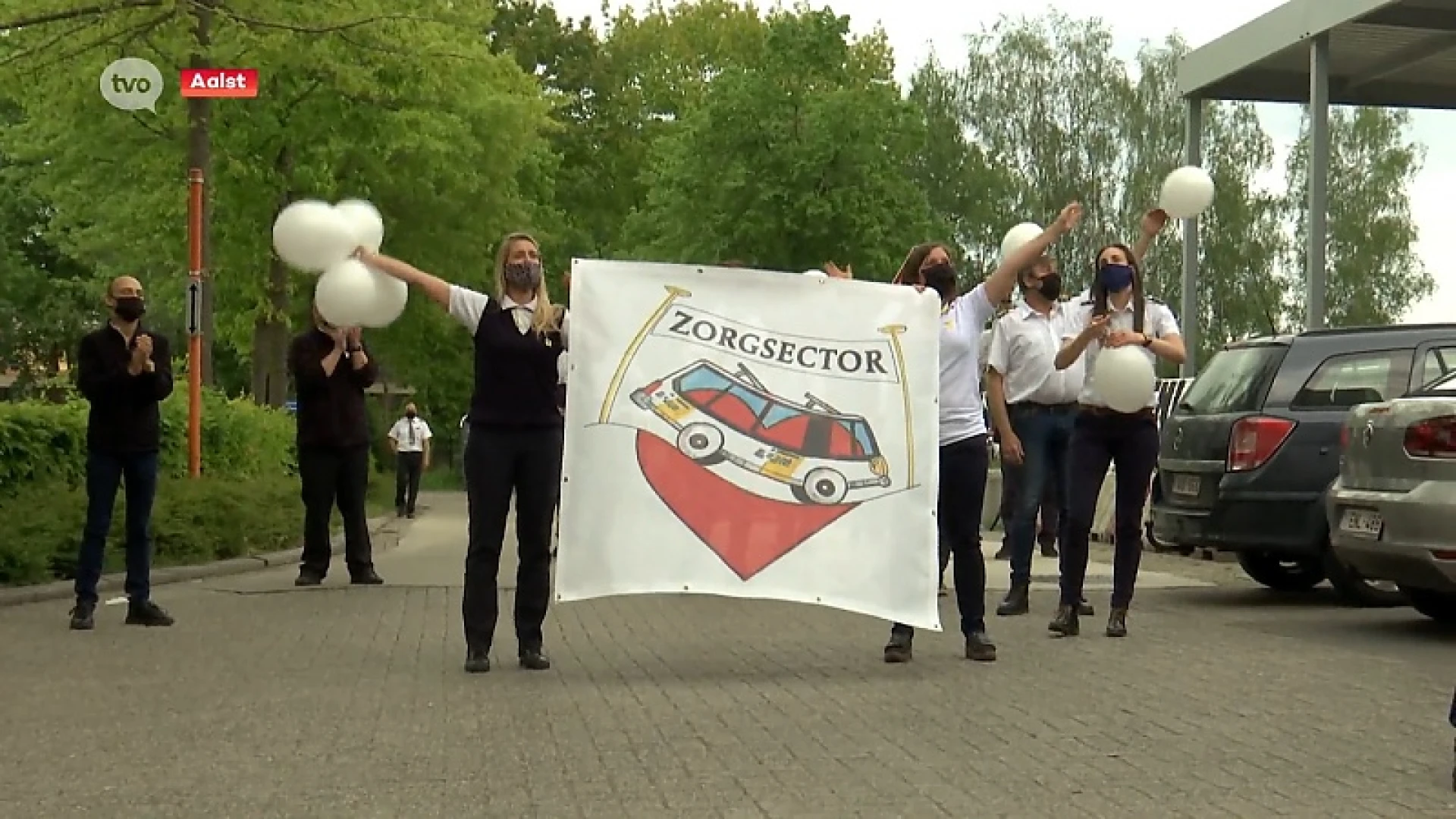 Coronavirus - Buschauffeurs uit Aalst applaudisseren voor zorgpersoneel OLV en ASZ