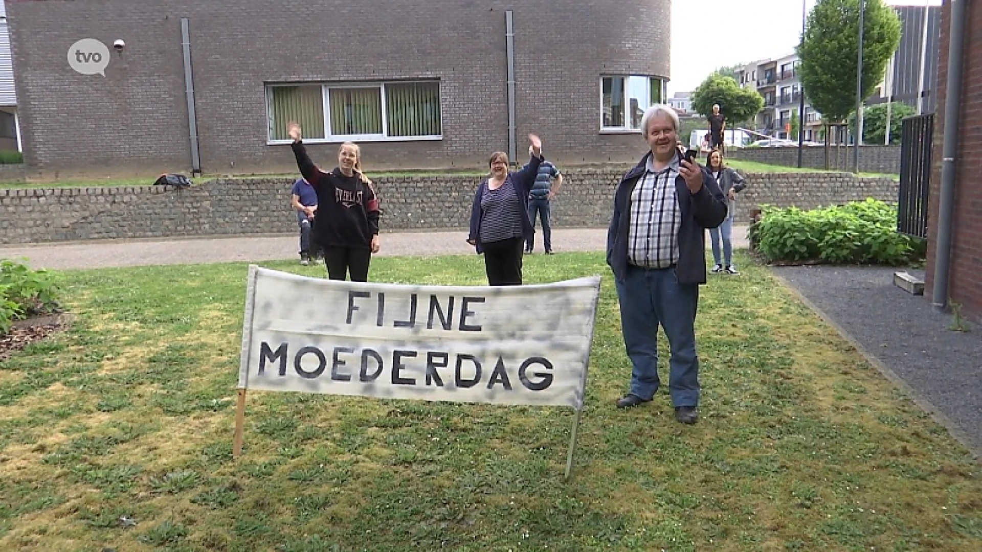 Coronavirus - Zonen en dochters komen cadeautjes afgeven voor moeders in WZC Denderhoutem