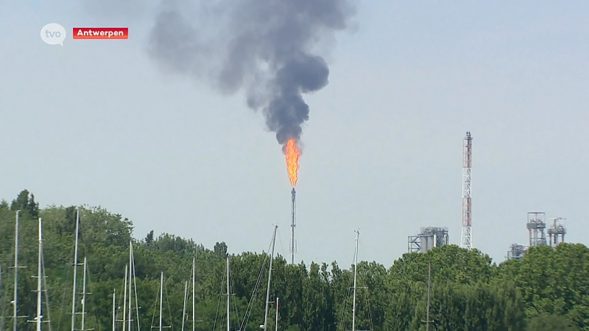 Total fakkelt gigantische rookpluim af aan horizon Waaslandhaven