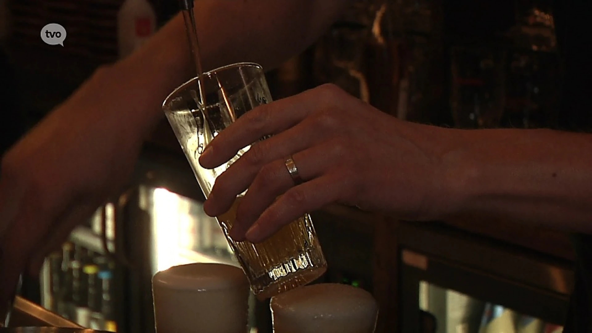 Wetteren: Eerste pinten vliegen over toog in Markt 17