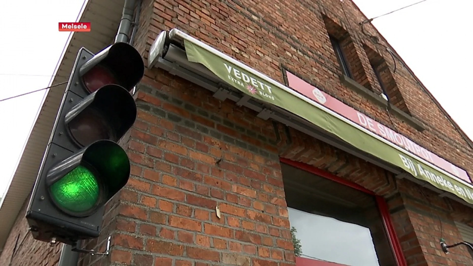 Coronavirus - Verkeerslicht regelt toegang in café De Smoutpot in Melsele