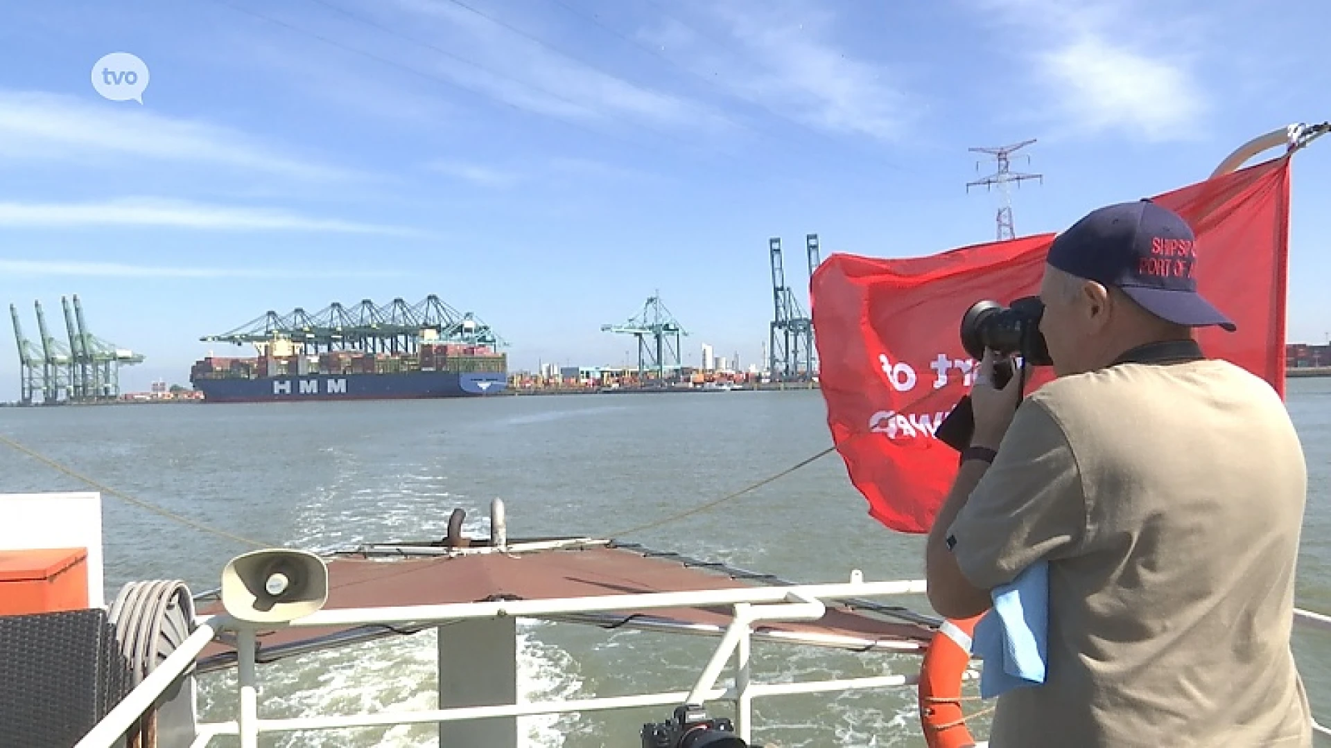 Gelukkige 'shipspotters' konden grootste containerschip van dichtbij bewonderen
