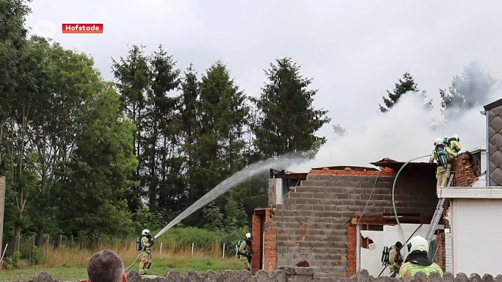 Schuur gaat in vlammen op in Hofstade