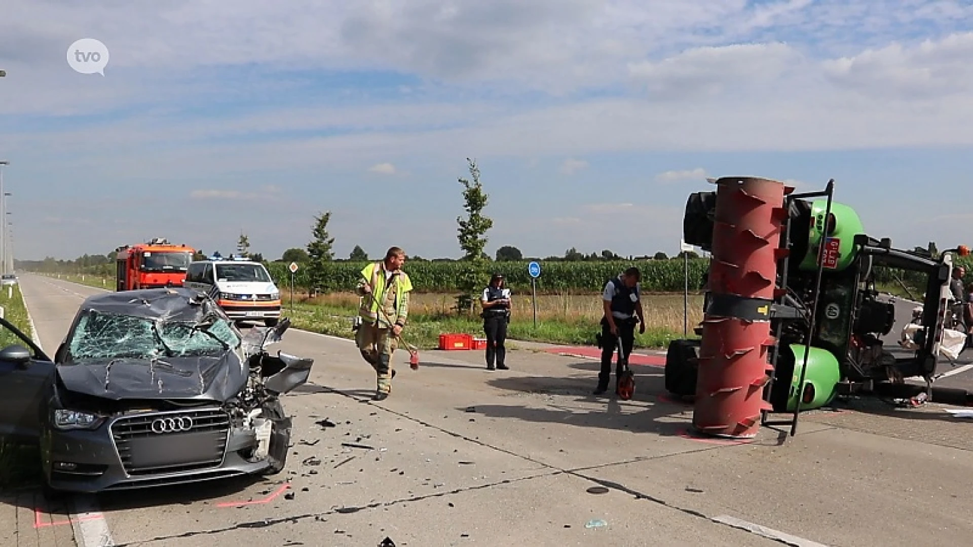 Auto legt tractor om op Keltenlaan in Zele