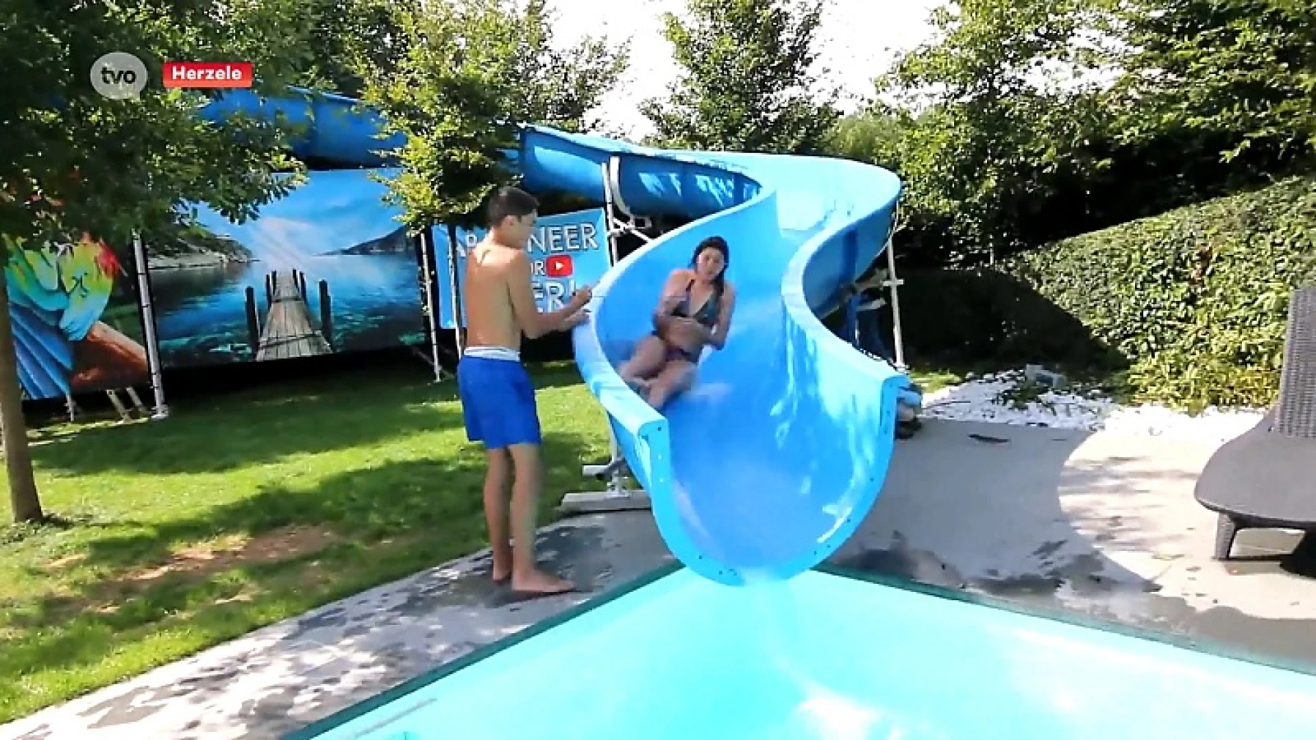 TikToksterren bouwen waterglijbaan in eigen tuin