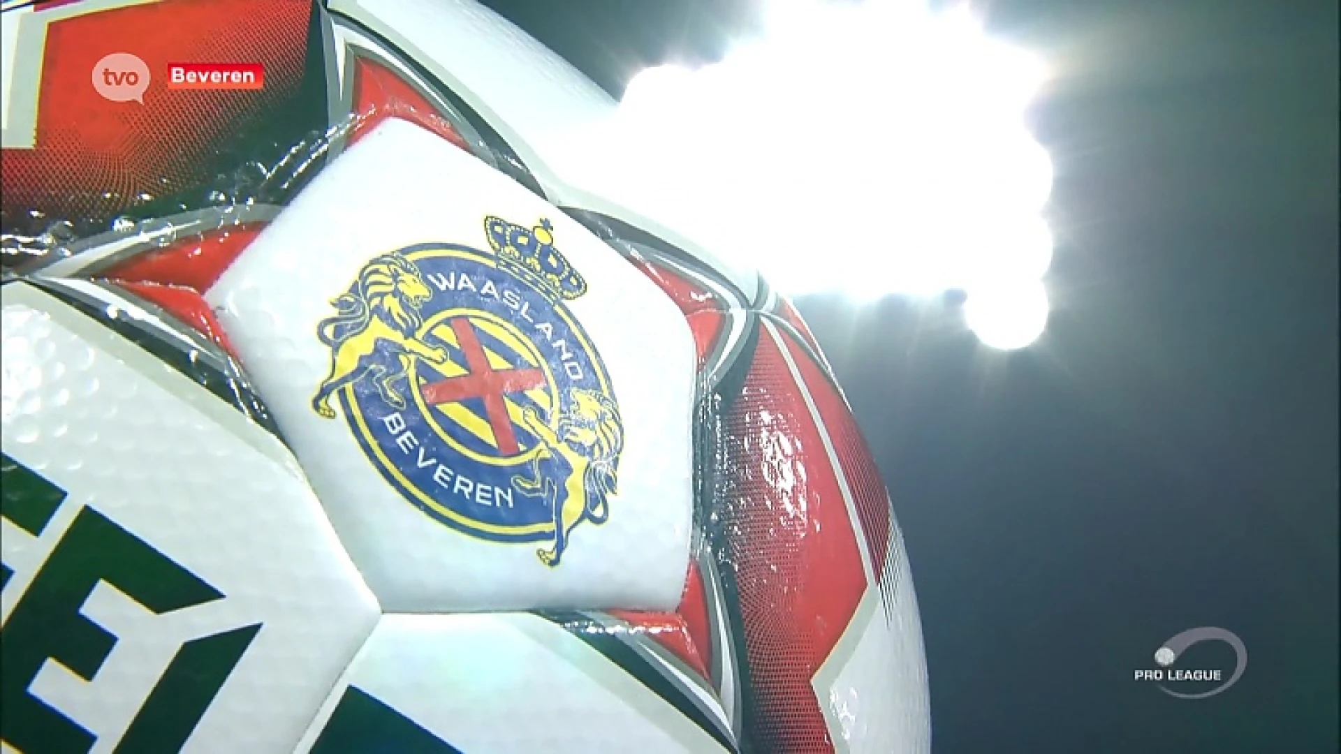 Hoogste voetbalcompetitie met 18 clubs en dus mét Waasland-Beveren