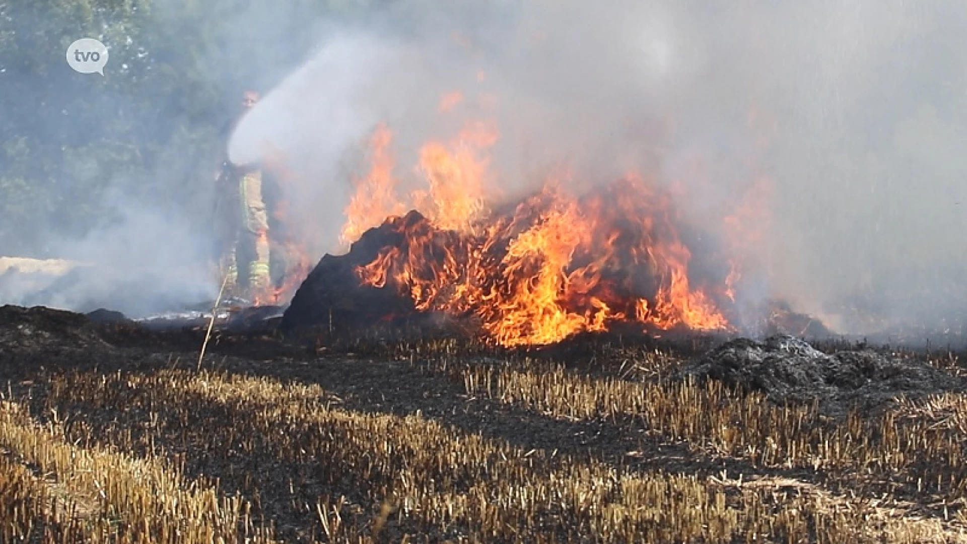 Landbouwmachine, en daarna ook veld, in brand in Outer