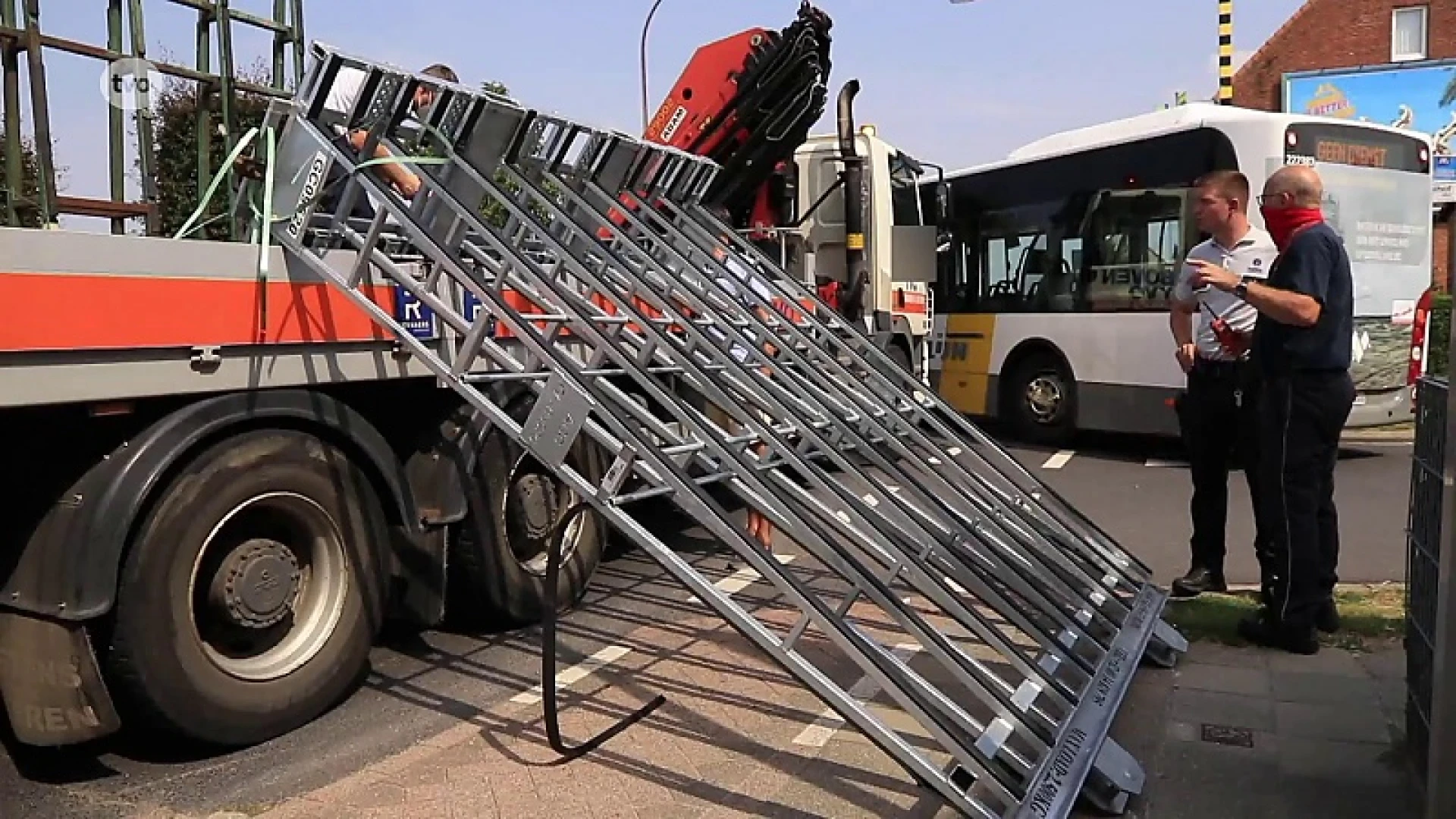 Vrachtwagen verliest raamdrager, twee voorbijgangers zwaargewond