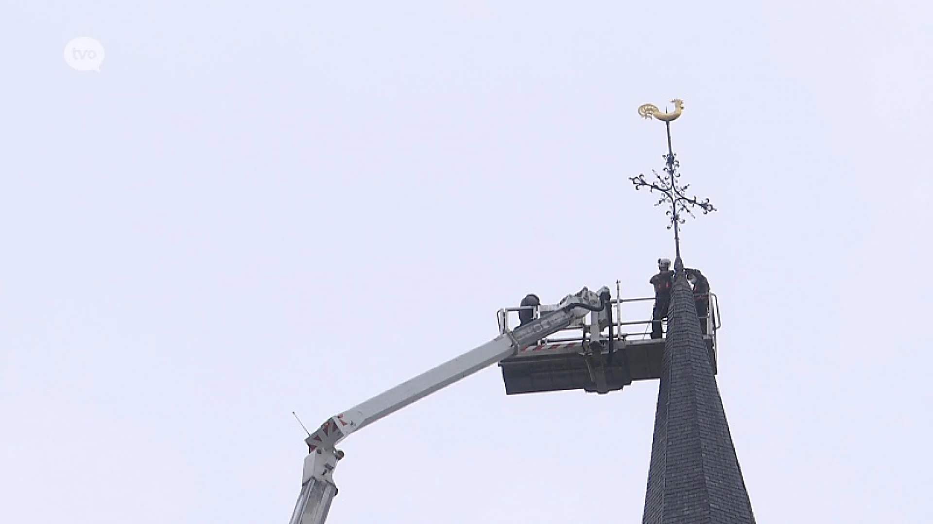 Kerktoren Kruibeke na drie jaar weer uitgerust met haan