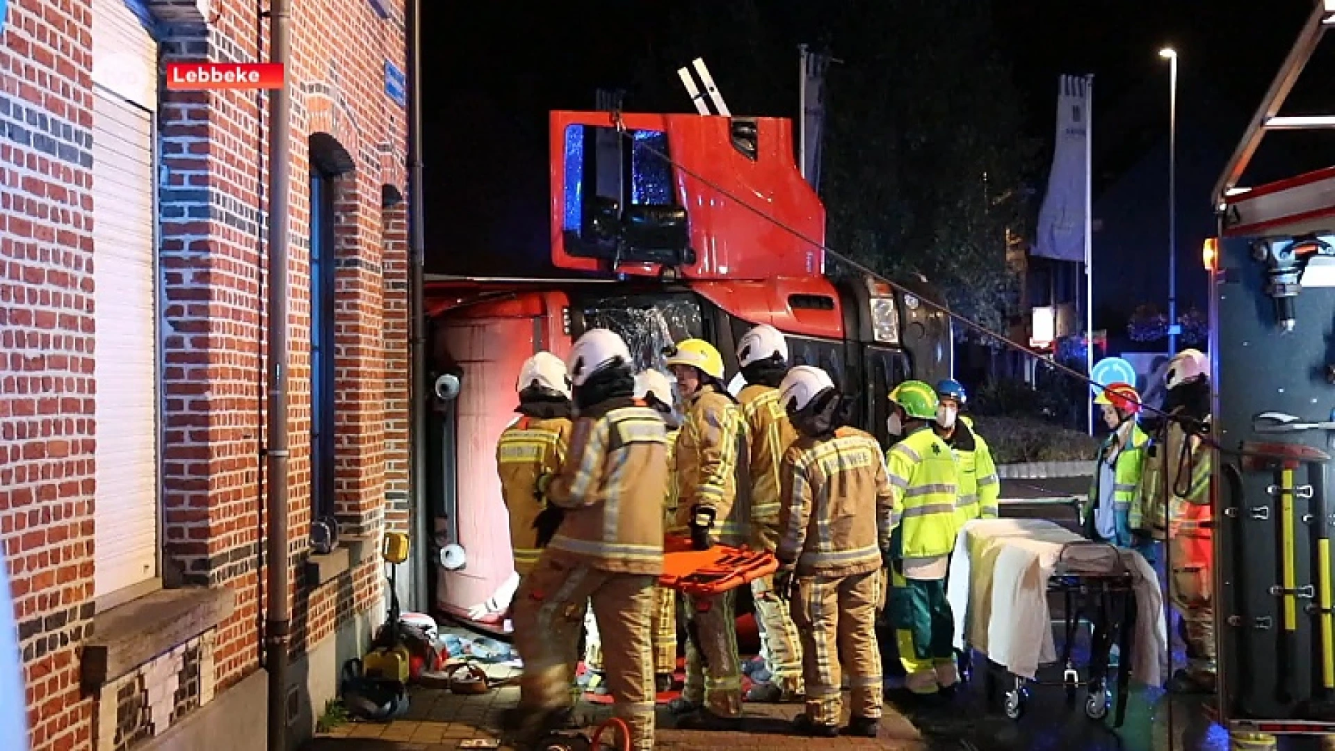 Vrachtwagen kantelt aan rotonde en mist op een haar na huis in Lebbeke