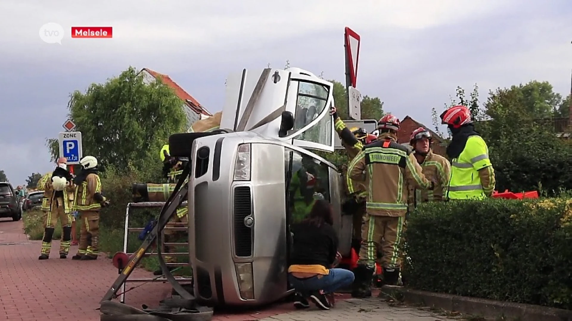 Melsele: brandweer moet zwangere vrouw uit gekantelde wagen halen