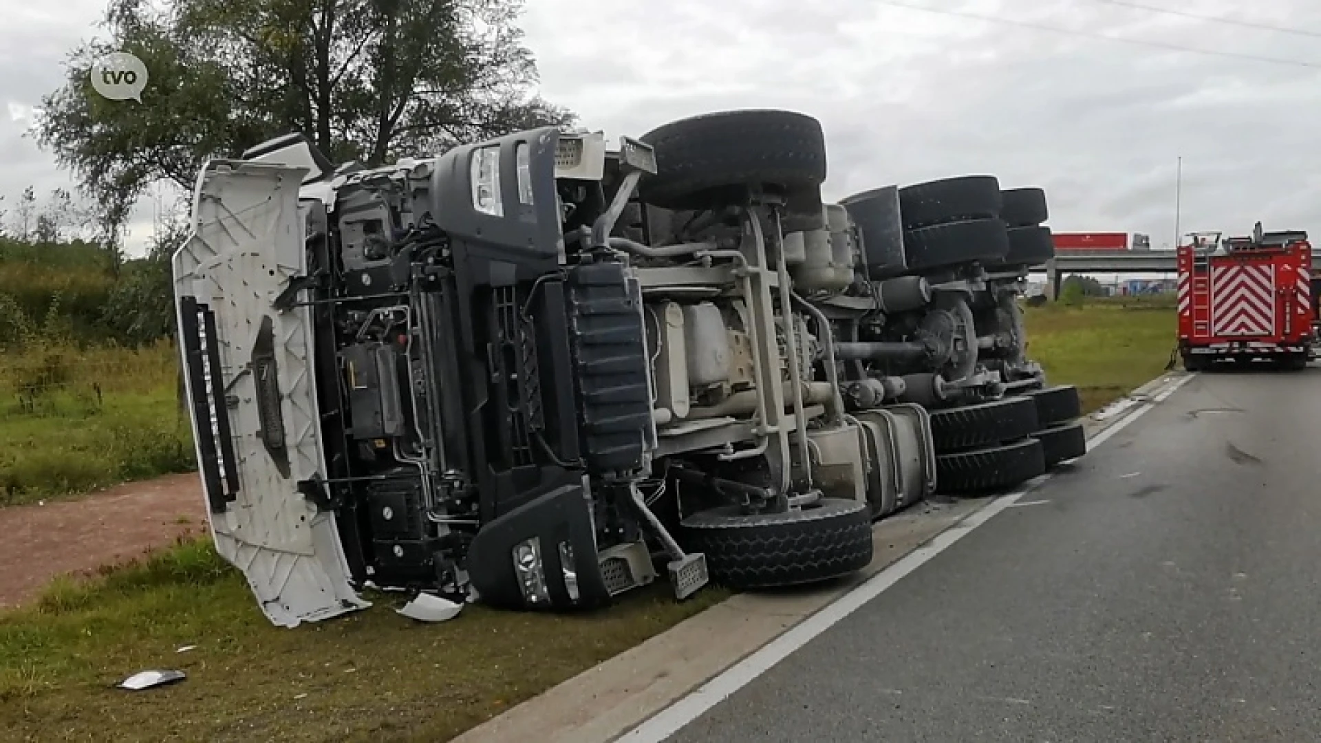 Betonmixer kantelt en verliest lading op Steenlandlaan in Kallo