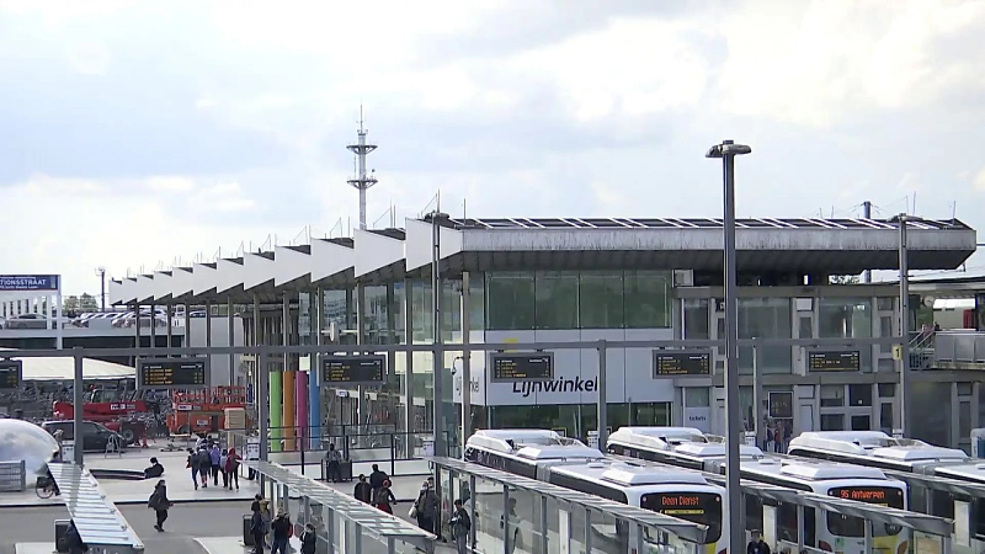 630 zonnepanelen op dak station Sint-Niklaas