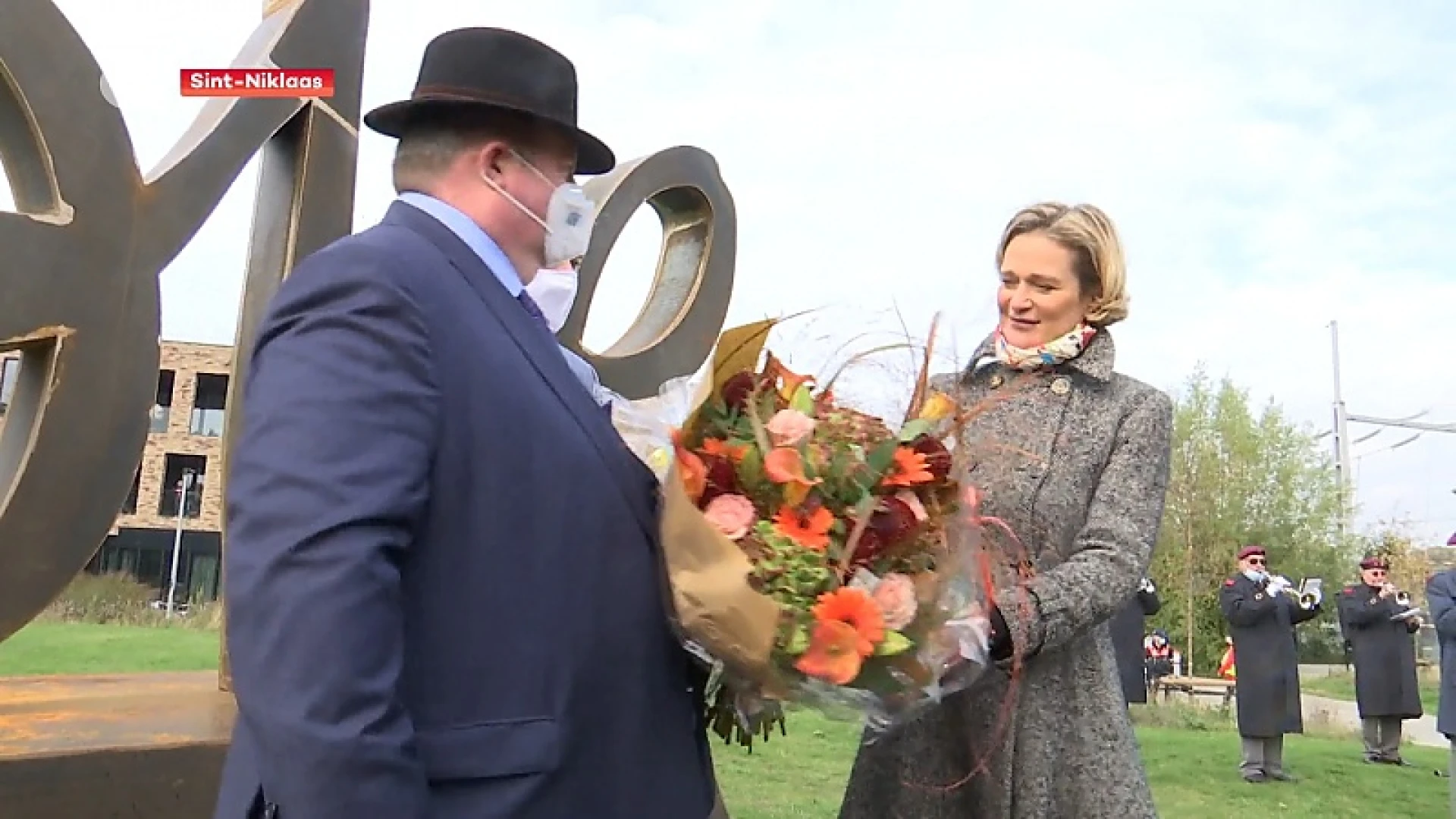 Prinses Delphine onthult eigen creatie 'Ageless Love' in Sint-Niklaas