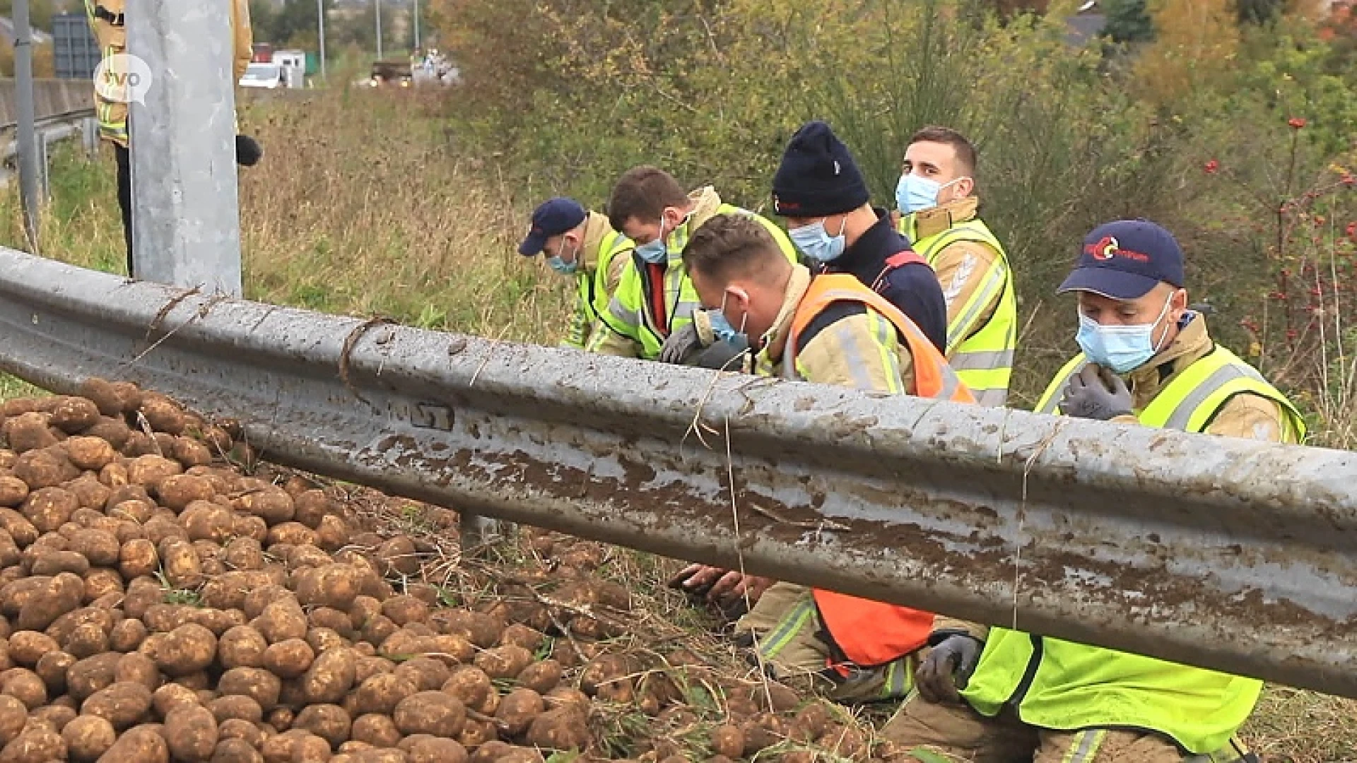 Boer verliest grote lading aardappelen aan rotonde E34 in Moerbeke